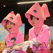 林家ペー&パー子夫妻、ダジャレ連発で「鮭の日委員会認定映画」をアピール!