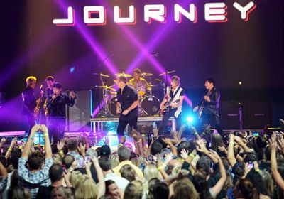 人気バンド・ジャーニー、ツアーを延期　ボーカルが喉の不調を訴える