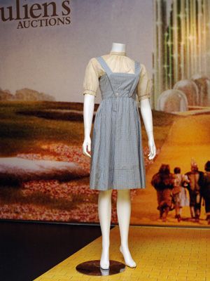 『オズの魔法使』のドロシーのドレスが、約3,840万円にてオークションで落札！