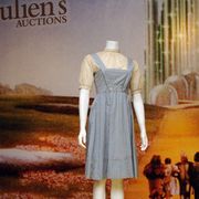 『オズの魔法使』のドロシーのドレスが、約3,840万円にてオークションで落札!