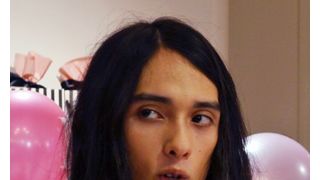 ネガティブモデル栗原類、ハーレム状態にしどろもどろ…パジャマ姿の女性に囲まれる