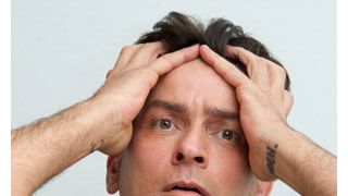 チャーリー・シーン殺害予告で銃器メーカーが頭を吹っ飛ばすのはムリと回答