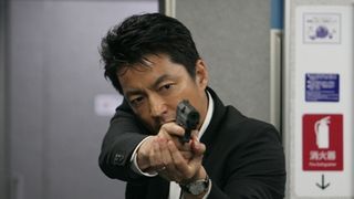 松嶋菜々子、ショートカットに黒のスーツで銃を！精悍なSP姿を初公開！最新作特報
