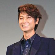 売れっ子・綾野剛、舞台あいさつを掛け持ち! それでも疲労の色は見せずに笑顔!