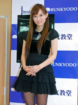 市川由衣 5年ぶりの写真集はセクシーすぎて両親にも見せられない でもクリスマスの予定はなくて シネマトゥデイ