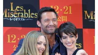 ヒュー・ジャックマン、日本語連発!アン・ハサウェイらと来日で『レミゼ』大合唱!