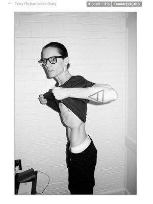 ジャレッド レトーが役づくりで激やせ 驚異のガリガリおなかを披露 シネマトゥデイ