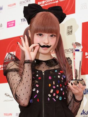 きゃりーぱみゅぱみゅ 3針縫った顔はチョビひげでおちゃめにごまかす シネマトゥデイ