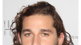 シャイア・ラブーフに早くも新恋人? 19歳の共演者ミア・ゴスとの交際のウワサ