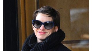 アン・ハサウェイ 批評されたくないためスリムな体型維持と目立たない服装を心掛ける