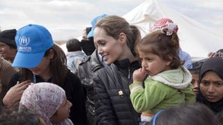 アンジェリーナ・ジョリー、ヨルダンの難民キャンプを慰問 今年9月に続き