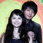 宮崎あおい、向井理の生ハグに赤面!後ろからぎゅっ!