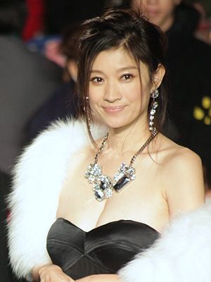篠原涼子、大胆ドレス姿で会場魅了！『ONE PIECE』ファンから大歓声！