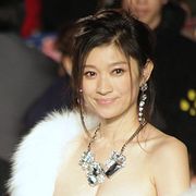 篠原涼子、大胆ドレス姿で会場魅了!『ONE PIECE』ファンから大歓声!