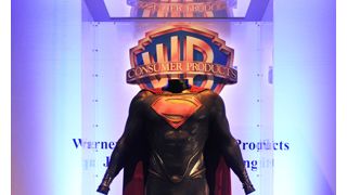 新スーパーマンは赤ブリーフなし！コスチュームが日本上陸！