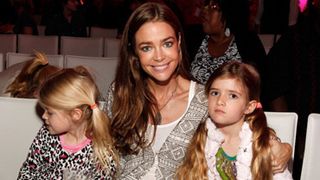 デニース・リチャーズ、元夫チャーリー・シーンの双子の息子を預かる意思があると告白