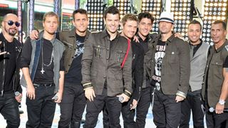 バックストリート・ボーイズとNKOTBに責任はなし コンサートでケガをした舞台係の訴えが棄却
