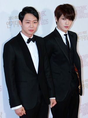 JYJのユチョンとジェジュン、「2012 MBC演技大賞」のレッドカーペットを一緒に歩く＜韓国JPICTURES＞