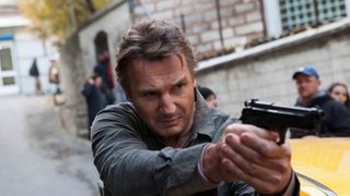 リーアム・ニーソン、無敵のオヤジはこれで見納め？ド派手なスタントにも果敢に挑戦！