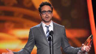 ロバート・ダウニー・Jr、ピープルズ・チョイス・アワードの授賞式で、亡くなったファンに向けて哀悼の意を捧げる