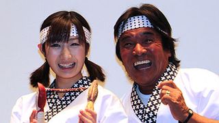 松崎しげる、寿司が人を食う『デッド寿司』出演で武田梨奈にいきなりハグのスキンシップ!
