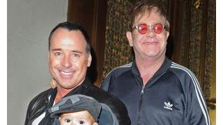 エルトン・ジョンの第2子は男の子！名前はイライジャと発表！