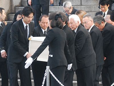 大島渚監督、雨の葬儀に700人…「戦メリ」テーマで出棺