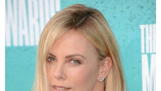 シャーリーズ・セロン、世界経済フォーラムのクリスタル賞を受賞！