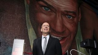 ブルース・ウィリス、感激の涙!『ダイ・ハード』巨大壁画、ロスの20世紀フォックススタジオにお目見え