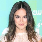 31歳レイチェル・ビルソン、未成年者に間違われて空港係員に引きとめられる