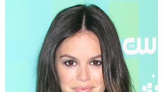 31歳レイチェル・ビルソン、未成年者に間違われて空港係員に引きとめられる