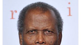 85歳のシドニー・ポワチエ、自宅で転倒し頭にケガ