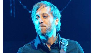 グラミー賞受賞のザ・ブラック・キーズのギタリスト、ダン・オーバックが離婚？