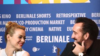 ドリームワークス新作アニメで原始人親子役のニコラス・ケイジ&エマ・ストーンが仲むつまじい姿を披露!