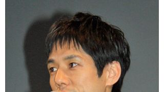 西島秀俊、黄色い声援に動揺…舞台上で照れ笑い