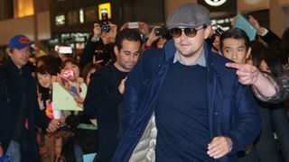 俳優休業宣言のディカプリオ、成田に到着！ファン150人が“レオ”コールで熱狂！