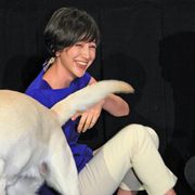 滝川クリステル、こけちゃった!被災した愛犬アリスと「殺処分ゼロ」を訴える