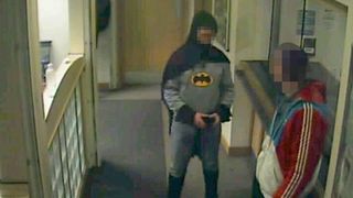 警察署にバットマン！容疑者を引き渡し立ち去る