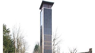 故フレディ・マーキュリーさんの墓と思われた場所から金属版が消滅