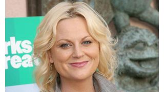 エイミー・ポーラー、ゴールデン・グローブ賞でテイラー・スウィフトを笑いのネタにしたことを謝罪