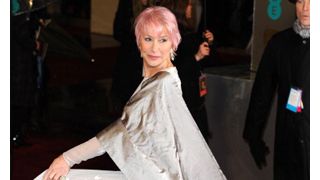 舞台で女王ヘレン・ミレンの言うことを聞かないコーギーがクビに