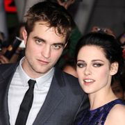 『トワイライト』の作者 ロバート・パティンソンとクリステン・スチュワートの私生活のトラブルに責任を感じる