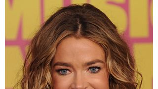 チャーリー・シーンの元妻の家の外の木にナイフが刺さった脅迫状