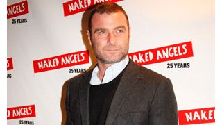 リーヴ・シュレイバー、道に倒れていた通行人を救助!