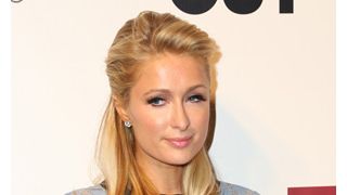パリス・ヒルトン邸、侵入者がいるとの通報に警察官が駆け付ける