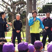 セルジオ越後と高津臣吾、沖縄の空の下で子どもたちに熱血スポーツ指導!