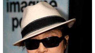 オノ・ヨーコがデザインしたアパレル・ライン、盗作だと訴えられる!