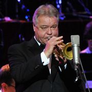トランペット奏者のデレク・ワトキンスさんが死去 『007』シリーズの演奏で知られる
