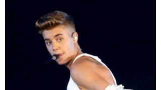 ジャスティン・ビーバーが奇行？空港のセキュリティーチェックで上半身裸に