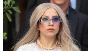 術後のレディー・ガガ、27歳の誕生日をお茶でお祝い